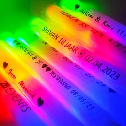 Overige evenementen Feestartikelen LED Glow Sticks Glow Foam Sticks Aangepaste gepersonaliseerde knipperende sticks Light Up Batons Wands Glow In The Dark Wedding Party 230612