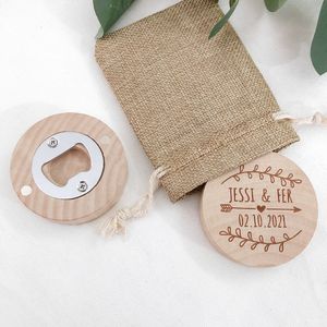 Otros suministros para fiestas de eventos Favor de boda personalizado Imán de nevera de boda de madera grabado Abrebotellas de cerveza Regalo de recuerdo de invitado de boda con bolsa de arpillera 230809