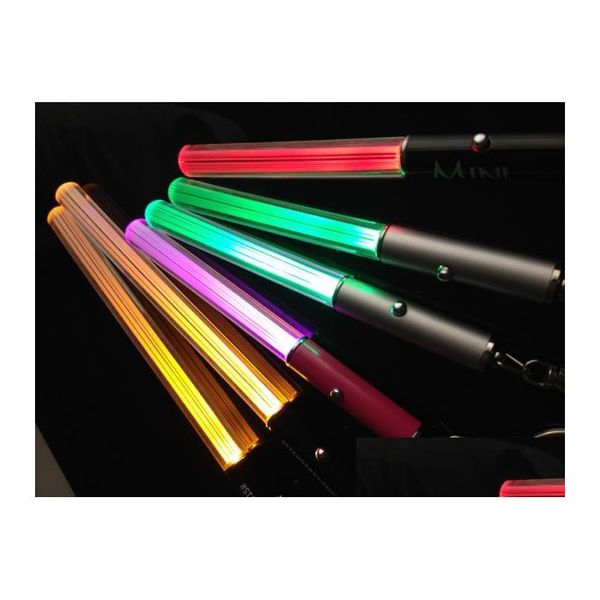 Otro evento Suministros para fiestas Venta al por mayor Linterna LED Stick Llavero Mini Antorcha Llavero de aluminio Anillo Durable Glow Pen Magic Wand DHHHSE