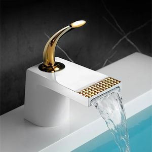 Andere kranen Doucheaccessoires Witgouden Badkamerkraan Messing Waterval Bad Wastafel Toilet Wastafelkranen Badrandcombinaties en koudwaterkraan 231204