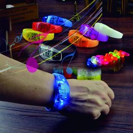 Autres fournitures de fête de fête 20pcs bracelets escent contrôle du son LED bracelet en silicone clignotant bracelet de vibration de Noël DJ décoration de mariage 231124