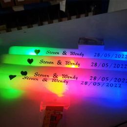 Andere feestelijke feestbenodigdheden Led Glow Sticks schuim op maat gemaakte gepersonaliseerde flitsende knuppelsstokken in de donkere bruiloft 230504