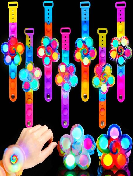 Otros suministros festivos para fiestas Scione Glow Favors para niños Pulsera giratoria LED en la oscuridad Regalo de retorno Paquete iluminado Bracel amyEA7616026