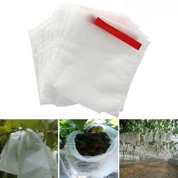 Otras herramientas de jardín 100 unids tela no tejida bolsa de protección de frutas anti insectos plagas de aves malla de malla bolsas de barrera de plantas para uva pitaya melocotón 230422