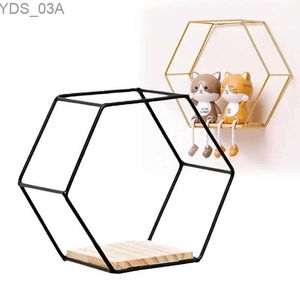 Autre décoration intérieure étagère hexagonale flottante Cadre métallique monté en métal or avec plancher en bois pour rangement et porte-écrans YQ240408