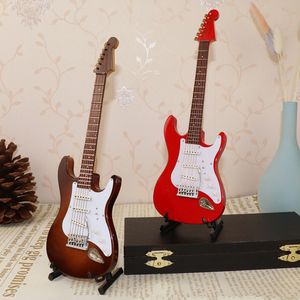 Autres décorations pour la maison Collection d'instruments de musique en bois Ornements décoratifs Mini guitare électrique avec support Miniature Modèle Décoration Cadeaux 230327