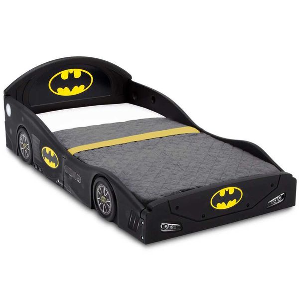 Otra organización de almacenamiento en el hogar Batman Batmobile Car Sleep and Play Cama para niños pequeños con barandillas adjuntas de Delta ChildrenHKD230621