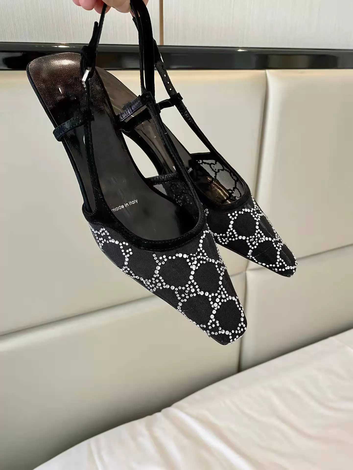 Outros sapatos 2022 Luxury feminino g slingback sandálias bombear sapatos de slingback são apresentados em malha preta com cristais com brilho de fivela traseira