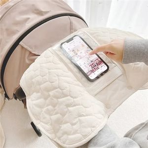 Autres jouets Baby Poussette Gants Poussette Main Muff imperméable Pram Accessoire Mitten Fourrure Polaire avec poche pour téléphone 231207