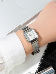 Autres montres Une mode classique Business Simple Femmes Bracelet en acier inoxydable Montre à quartz Impression littérale pour un usage quotidien 231216