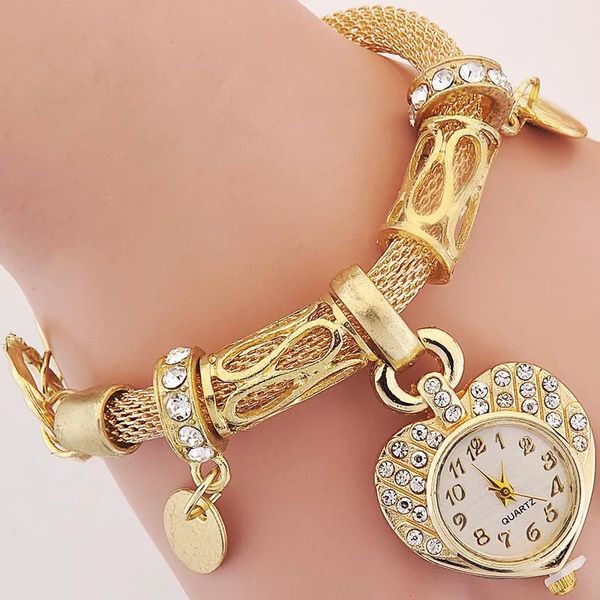 Otros relojes Lindo reloj de pulsera de corazón de plata dorada Estilo INS Chica Mujer Banda de acero Amante Regalo para novia 231207