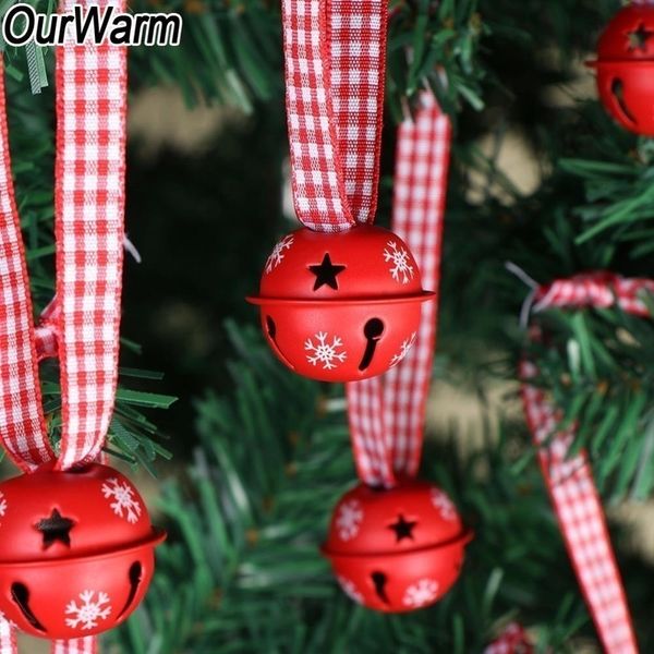 OurWarm 20pcs Jingle Bells Arbre de Noël Ornements suspendus Flocon de neige rouge Décoration en métal avec ruban de 30 cm Y201020
