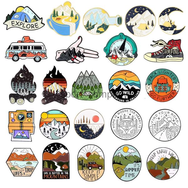 Aventure extérieure Broche en émail boussole Scenic Mountain Camping Chaussures Flame Rainbow Camera Wilderness Desert Abel Pins Bijoux