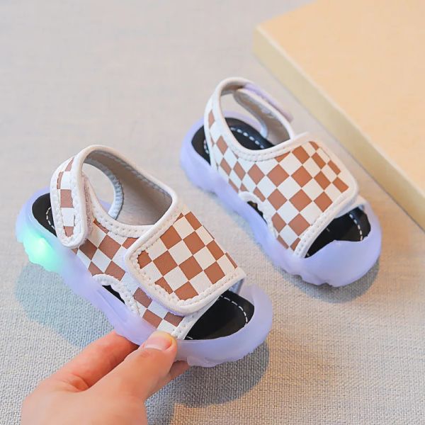 Sandalias ligeras de verano para niños al aire libre, zapatos descalzos con luces LED para bebés, zapatos de playa frescos y transpirables, sandalias de celosía de moda para niñas