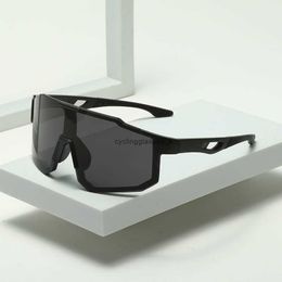 Les lunettes de sport de cyclisme en plein air sont coupe-vent, résistantes au sable, aux UV et ont une valeur esthétique élevée.