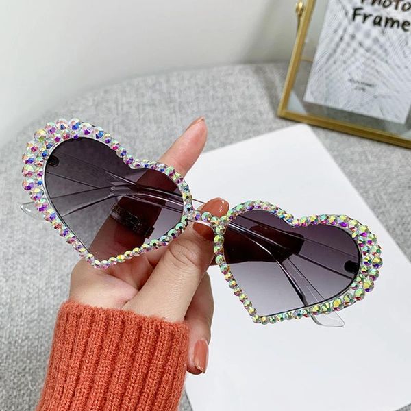 Lunettes d'extérieur 2023 mode lunettes de soleil en forme de coeur femmes personnalité grand cadre paillettes diamant amour lunettes d'été