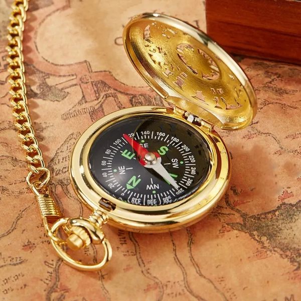 Gadgets d'extérieur Vintage Bronze Flip Compass Montre de poche Design Randonnée Navigation Kid Cadeau Rétro Métal Portable Outils de survie 231006