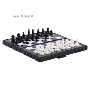 Activités de jeux d'extérieur 1set mini international échec pliant le jeu d'échecs en plastique magnétique jeu de plateau portable Toy Drop 687