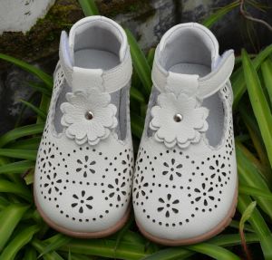Zapatos para niñas al aire libre de cuero genuino TStrap zapatos de bebé blancos azul marino hermosos zapatos de boda de bautizo para niños media sandalia SandQbaby nuevo