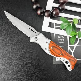 Outdoor Hunting EDC Tool met zaklamp automatisch vouwmes 440C Clip Point Blade houten handvat Militair overlevingskamperen Utility mes Auto zelfverdedigingsuitrusting