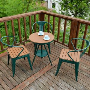 Table ronde et chaise en bois en plastique extérieur placée dans la cour de jardin extérieur de la cour de loisirs de la salle à manger balcon terrasse meubles de loisirs