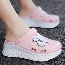 Sandales d'extérieur dessin animé pantoufles mode féminine plate-forme d'usure extérieure Baotou trou chaussures été décontracté marche sur sens sandales F6072-03