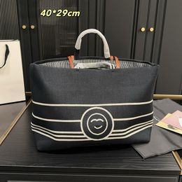 Simplicité extérieure Sac fourre-tout pour femmes brodé de sacs à main luxueux Deux tailles Porte-monnaie matelassé Pochette d'événement classique Pochette Fanny Pack Sacoche 24 40 CM