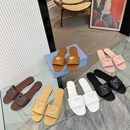 Outdoor Slip on Summer Walk Femmes Slipper Sides Flat Classics Triangle Signe Chaussures Round Toes Mules Mules Luxury Designers Factory Foot Wars with Box