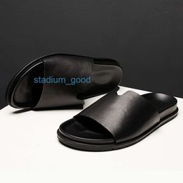 Pantres d'été extérieures talons plats Véricères en cuir glisses de sandales noires Fashion Mentlemen Chaussures