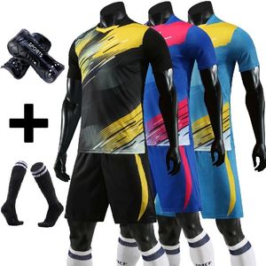 Outdoor T-shirts Volwassen kinderen voetbalshirt set survetement voetbaltenue uniformen aangepaste Futbol trainingsshirts kort pak met sokkenscheenbeschermers 230215