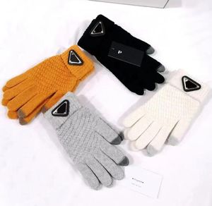 Gants de gardien de but chauds en plein air Hommes Femmes Cinq Doigts Gants Créateur De Mode Marque Lettre Impression Épaissir Garder Au Chaud Gant Hiver Sports De Plein Air Pur Coton