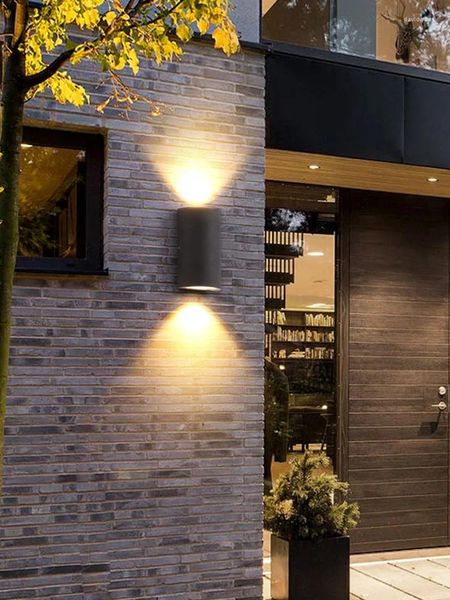 Lámpara de pared impermeable al aire libre de cabeza hacia arriba y hacia abajo lavado frente a la puerta del balcón