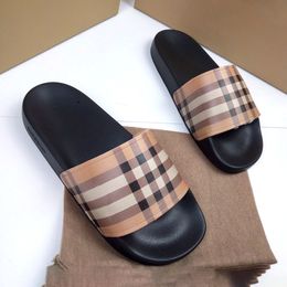 Nuevo estilo de lujo Diseñador Hombres para mujer Zapatilla Zapatos casuales Deslizadores de goma Playa Mocasines de verano Zapato Slide Classic Tartan Sandale Mule Sandalia plana de moda de alta calidad
