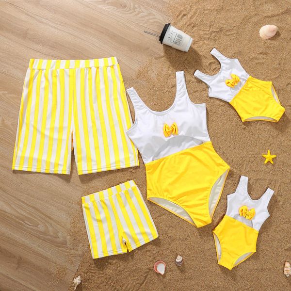 Tenues Famille Matchning Matchwear Mère fille Bikini Set Father Son Beach Shorts Baby Girl Swimsuit Yellow and White Couleur 230427