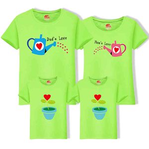 Outfits voor moeder dochter en vader zoon matching familie kleding 1 stuk cultiveren liefde zomer korte mouwen T-shirt 210429