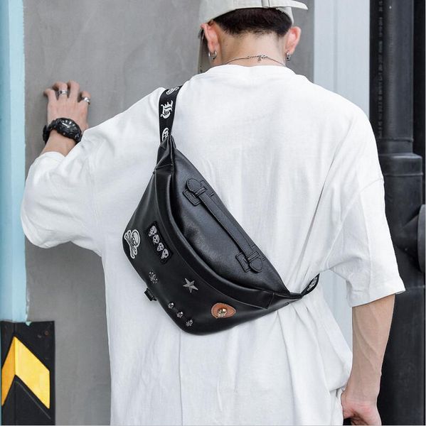 Outlet bolso de hombre tendencia callejera bolso de hombro punk con remaches bolsos de pecho de cuero de moda para hombre cueros de ocio al aire libre bolsos de ciclismo en la espalda
