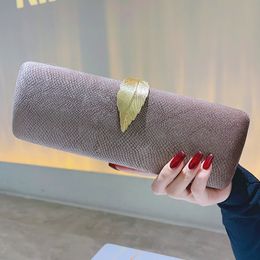 Sac à bandoulière pour femmes de sortie 3 couleurs Niche Design Horizontal Allia Hard Board Hands Sacs Mescules Temperament Tempérament Velvet Hands Sac à main personnalisé FELAGE GOLD FEMMES BAG A015 #