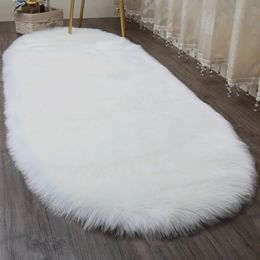 Ovaal zacht pluizig imitatie schapenvacht bont karpetten wit imitatiebont nachtkastje Rugnordic rood midden woonkamer tapijt slaapkamer vloer 240322