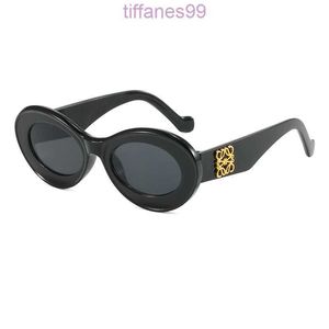 Oval Womens haut de gamme à tendance Internet célébrité Travel Travel Suncreen Plain Sunglasses