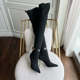 Botas sobre la rodilla Gamuza elástica de 95 mm Botines con logo Skye Tejido hasta el muslo Bota alta Punta puntiaguda Tacón de aguja Pista Diseñadores de lujo Zapatos de tacón para mujer Zapato de fábrica