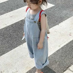 Saut-salles d'été enfants serrés de denim pantalon pendant bébé garçon pantalon denim rétro.