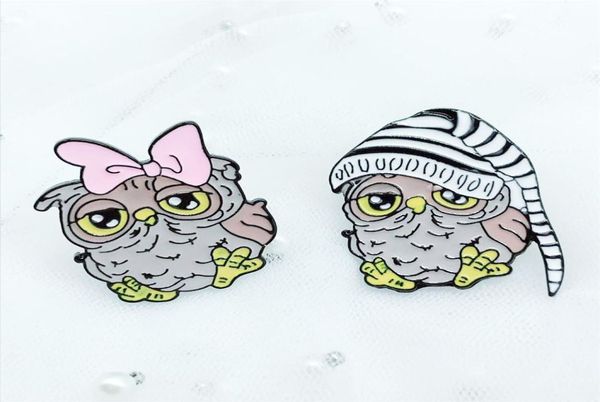 Hibou en métal émail broche dessin animé mignon portant un chapeau de nuit arc Couple hibou Badge broche romantique à la mode amoureux Costume bijoux cadeau 2693660