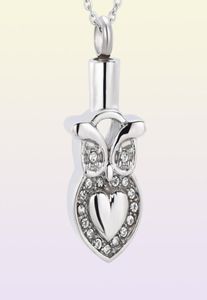 Hibou avec un collier d'urne commémoratif cristallin