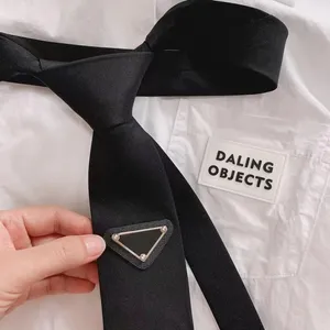 P Moda clásica Corbata Diseñador Diseño Hombres Mujeres Triángulo invertido Carta geométrica Traje Corbatas Corbata de seda de negocios de lujo Fiesta Bufanda de boda