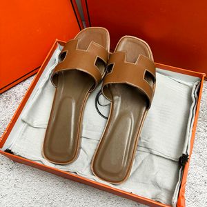 NIEUWE Designer slippers slides klassieke platte hak zomer lui mode cartoon grote kop Rubberen slippers lederen slippers damesschoenen sexy sandalen 2024