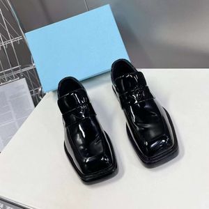 P Familie Patent Britse stijl Kleine lederen schoenen, paar van Square Toe Sole Dikke Heel Loafers, 2024 Autumn Nieuwe veelzijdige Pine