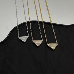 p Familie met diamant ingelegde driehoek Geometrisch sleutelbeenketting Damesmode Veelzijdig ontwerp Niche-halsketting Trend