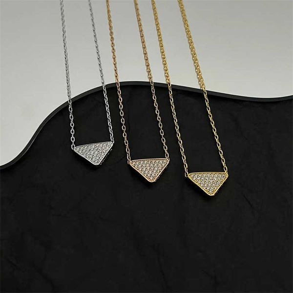 p Famille avec diamant incrusté Triangle géométrique clavicule chaîne collier mode féminine conception polyvalente niche chaîne de cou tendance