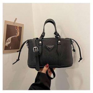 P Familie Dames Crossbody 2024 Nieuwe grote capaciteit Internet Beroemdheid Schouder Simple Fashion Bag Trend 75% Factory Groothandel