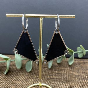 P home Jinda triangle inversé le même style boucles d'oreilles Europe et Amérique simples boucles d'oreilles de personnalité de style hommes et femmes goutte colle lettre ins boucles d'oreilles